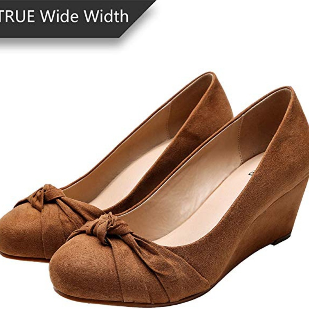 NWT. Tan Suede Pumps